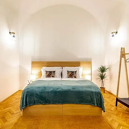 Aparthotel Primavera - Castle View